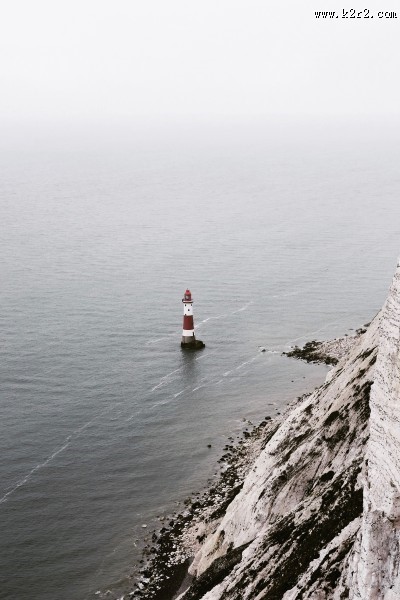 海岸线上耸立的灯塔图片