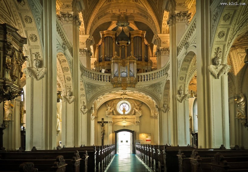 庄严的教堂大厅图片