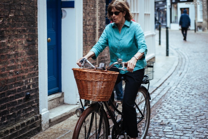 方块砖铺成的地面图片