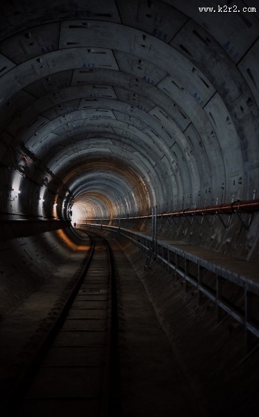 延伸的汽车隧道图片