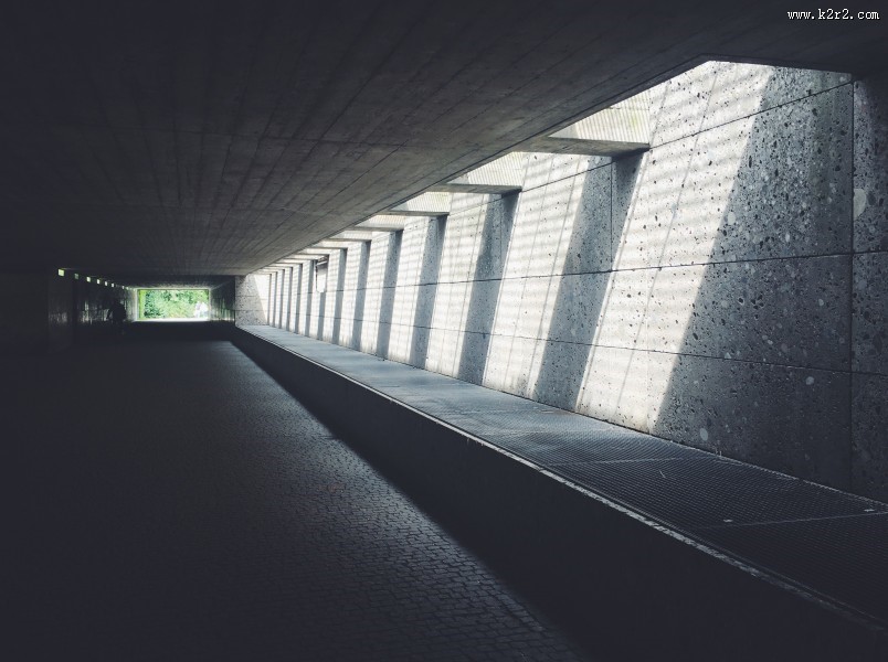 延伸的汽车隧道图片