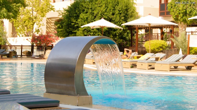 宽大的游泳池图片