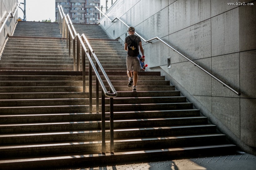 宽阔的楼梯图片