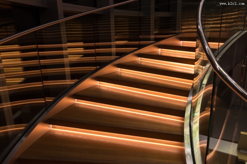 宽阔的楼梯图片