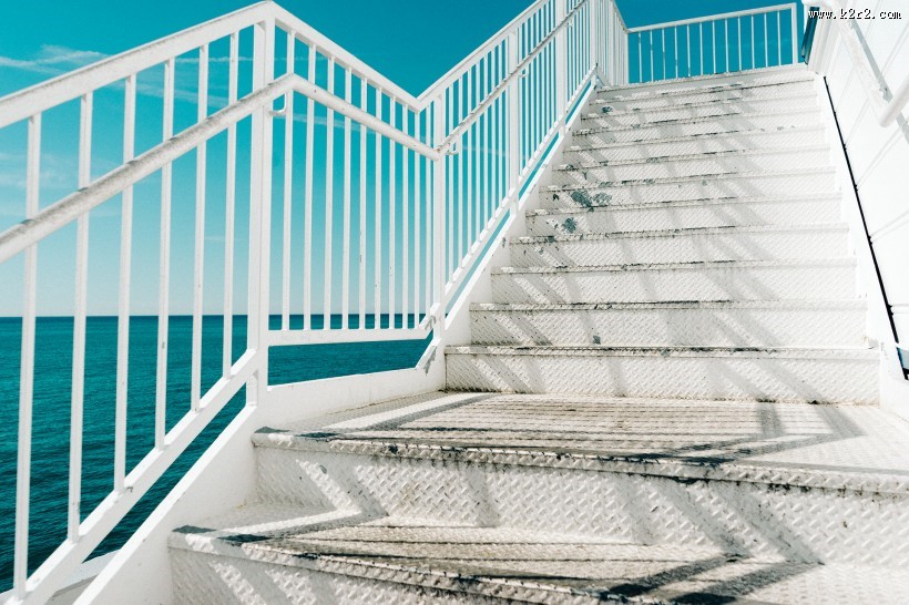 宽阔的楼梯图片