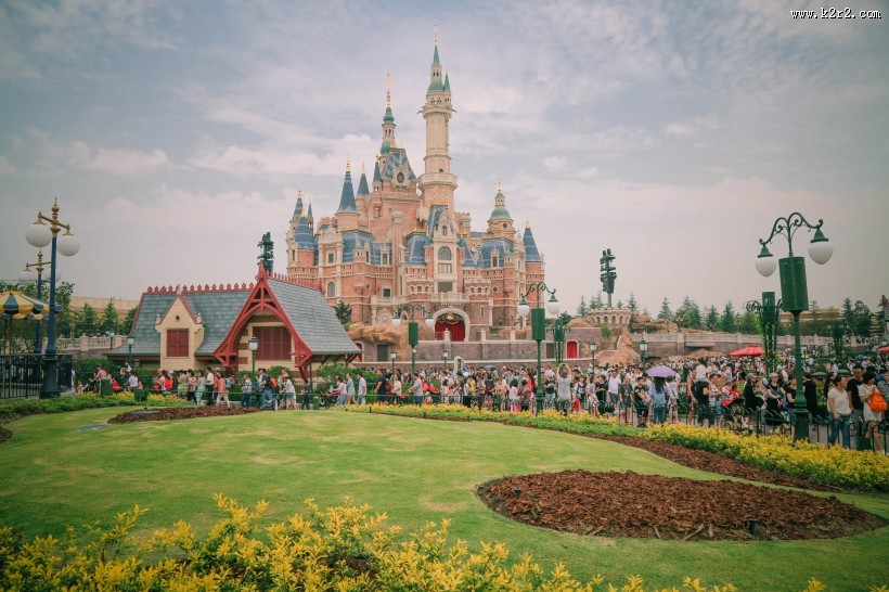 蓝天下高大的城堡图片