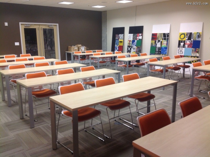 宽敞的教室图片