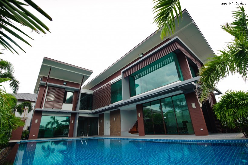 别墅里的游泳池图片