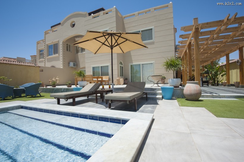 别墅里的游泳池图片