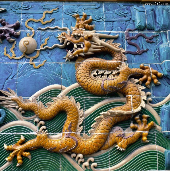 祥瑞的龙形浮雕图片