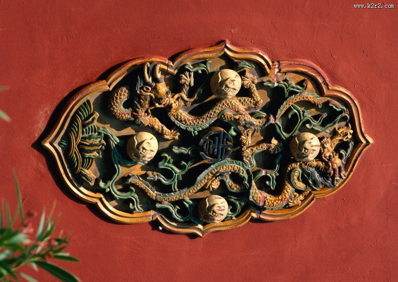 祥瑞的龙形浮雕图片