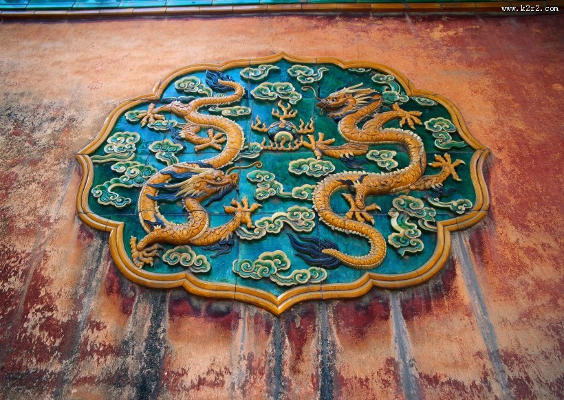 祥瑞的龙形浮雕图片