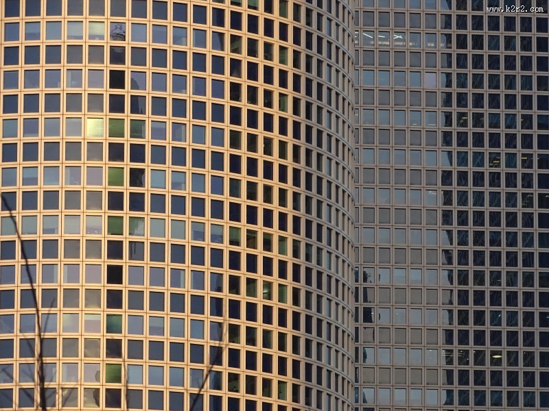 城市里高楼大厦的窗户图片