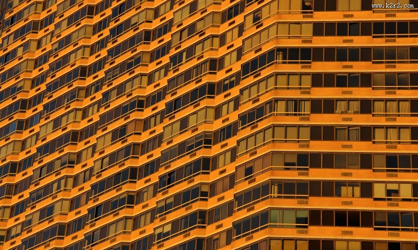 城市里高楼大厦的窗户图片