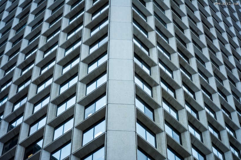 城市里高楼大厦的窗户图片