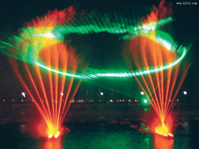 五光十色人工喷泉图片