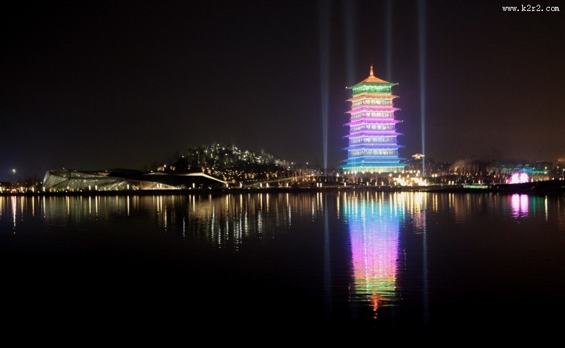 五光十色人工喷泉图片