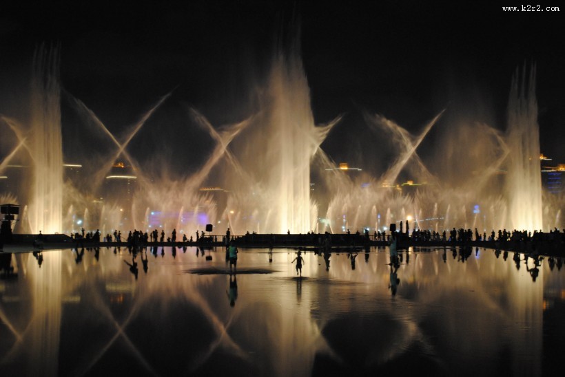 五光十色人工喷泉图片