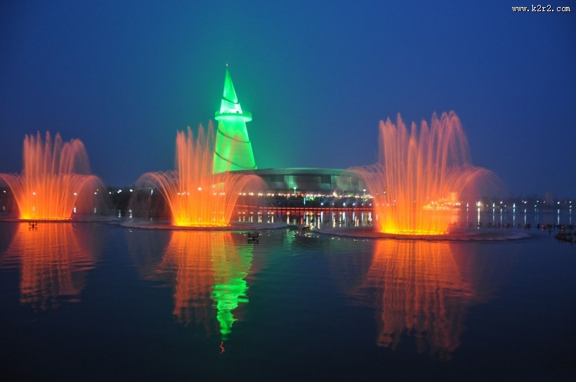 五光十色人工喷泉图片