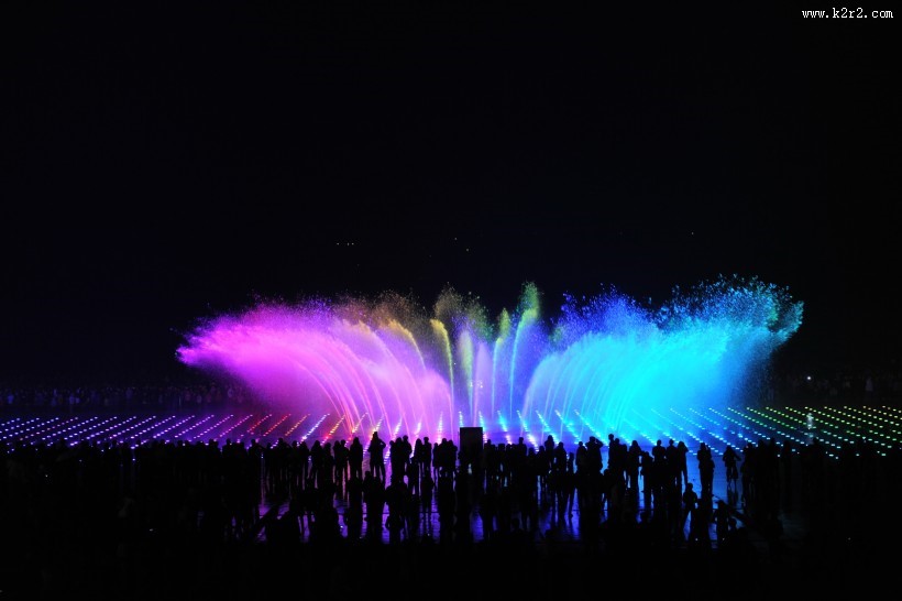 五光十色人工喷泉图片