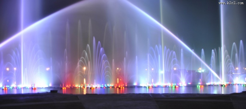 五光十色人工喷泉图片