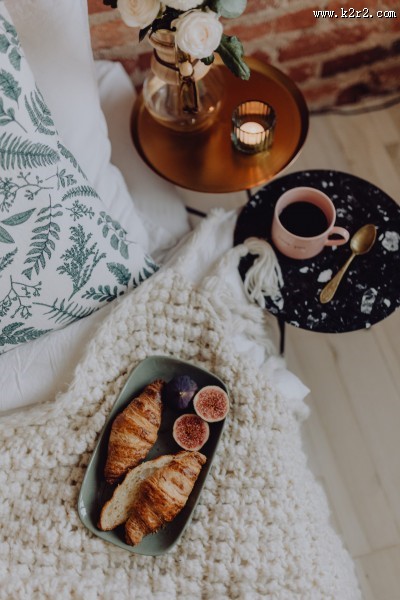 放着鲜花和早餐的房间图片