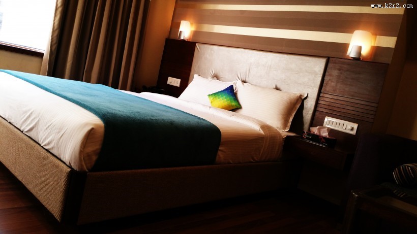 舒适整洁的双人床图片