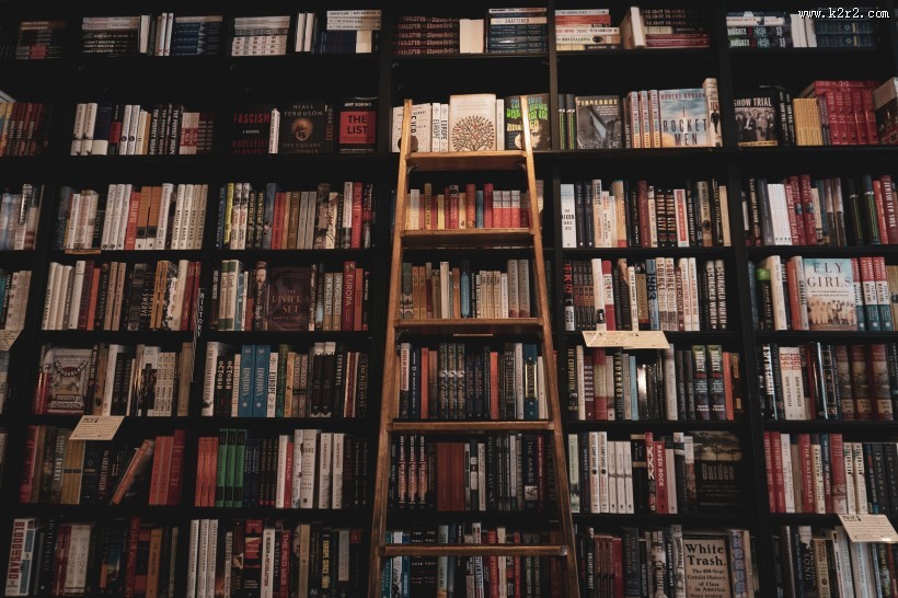 整洁的书架图片