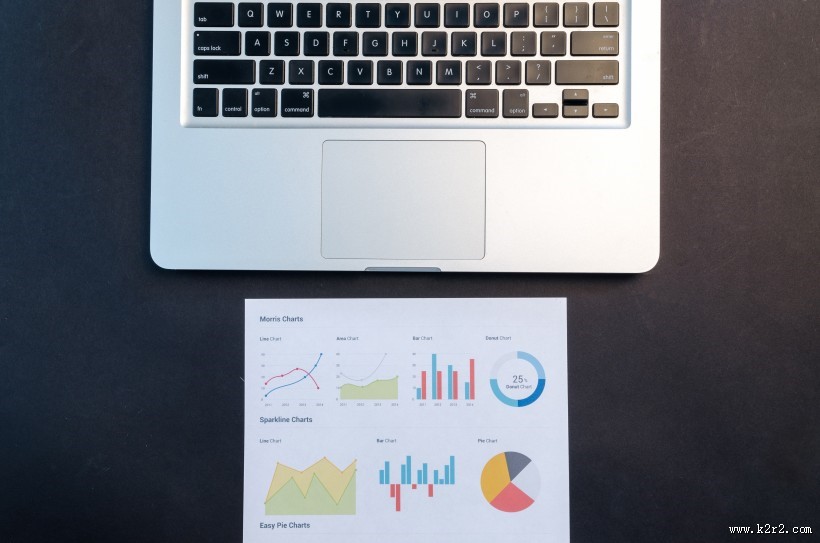 放着笔记本和图表的工作台图片