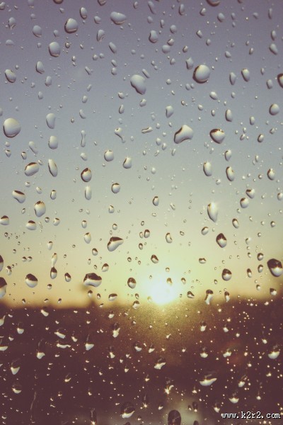 带有水珠的窗户图片