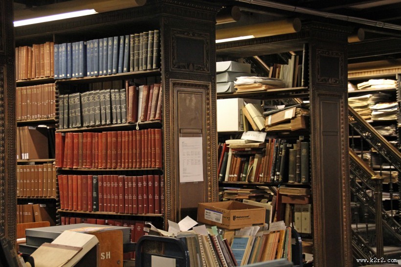 整洁安静的图书馆图片