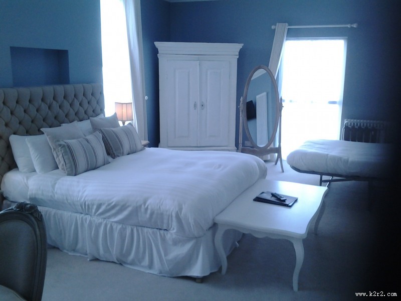 干净舒适的床图片