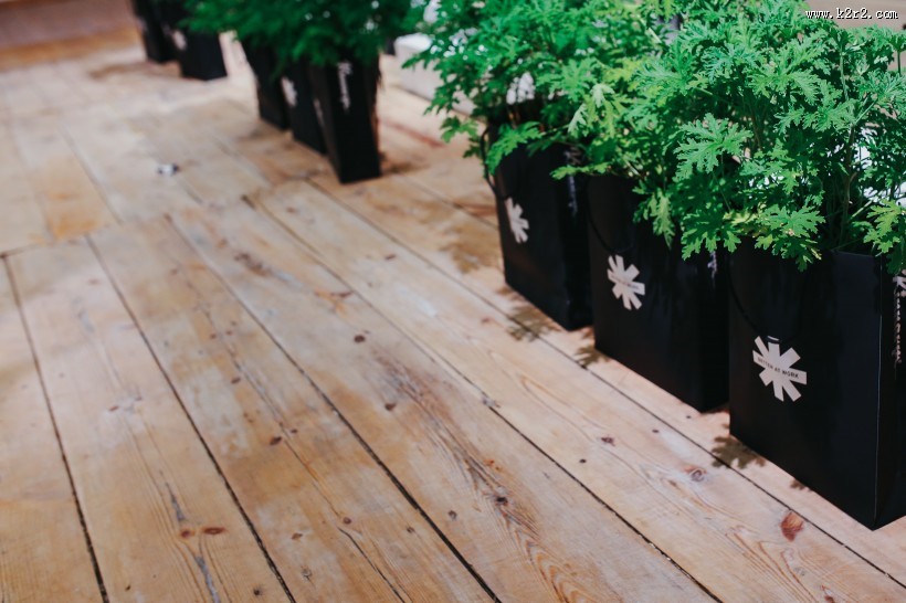 展会上风格各不相同的椅子图片