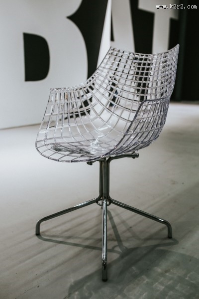 展会上风格各不相同的椅子图片