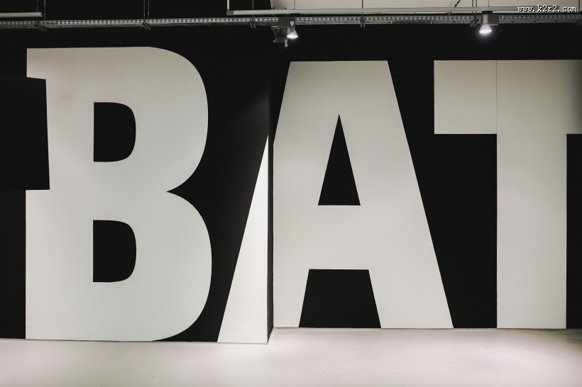 展会上风格各不相同的椅子图片