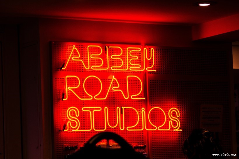 璀璨夺目的霓虹灯图片