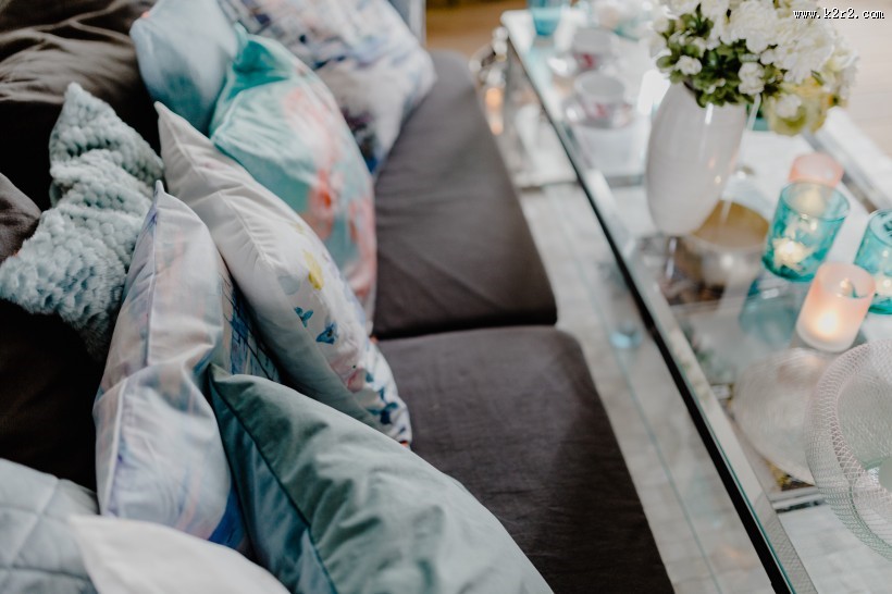 客厅里舒适的沙发图片