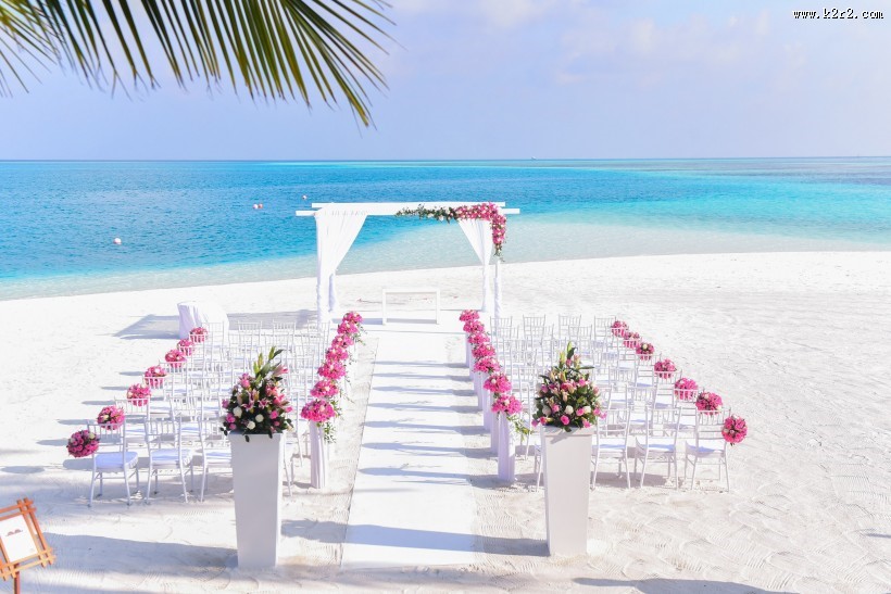 沙滩上的婚礼装饰图片