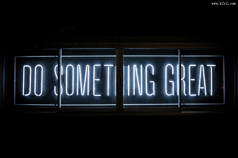 夜晚闪耀的霓虹灯图片