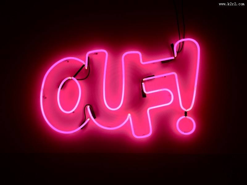 夜晚闪耀的霓虹灯图片