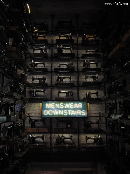 夜晚闪耀的霓虹灯图片