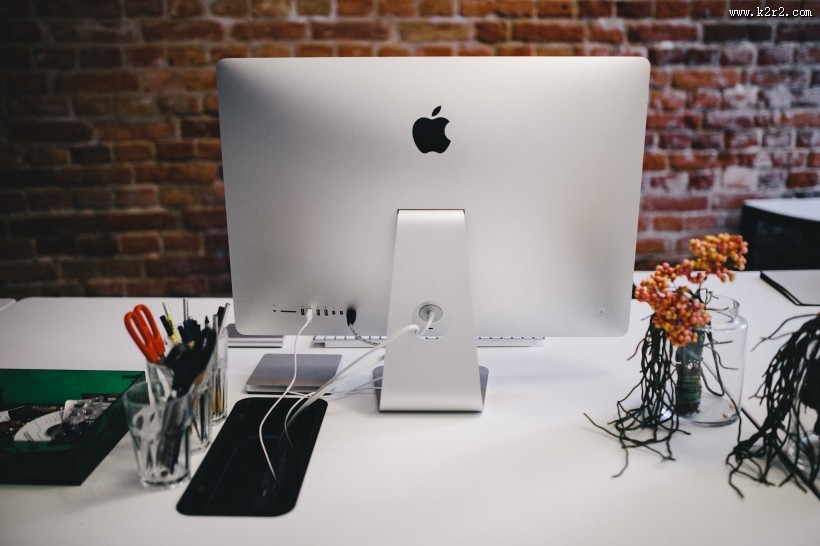 放着台式苹果电脑的办公室图片