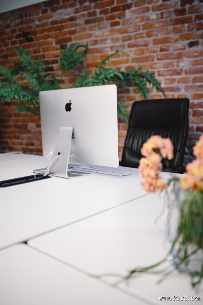 放着台式苹果电脑的办公室图片