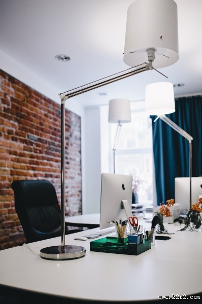 放着台式苹果电脑的办公室图片