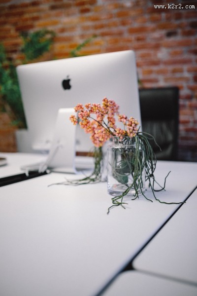 放着台式苹果电脑的办公室图片