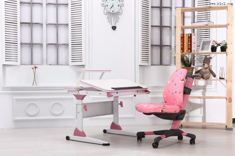 色彩好看的儿童桌椅图片