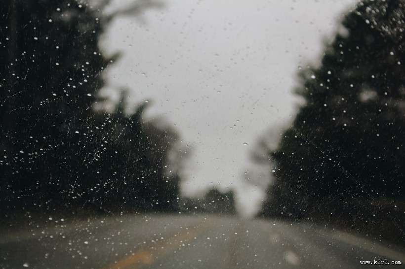 下着雨的窗外图片