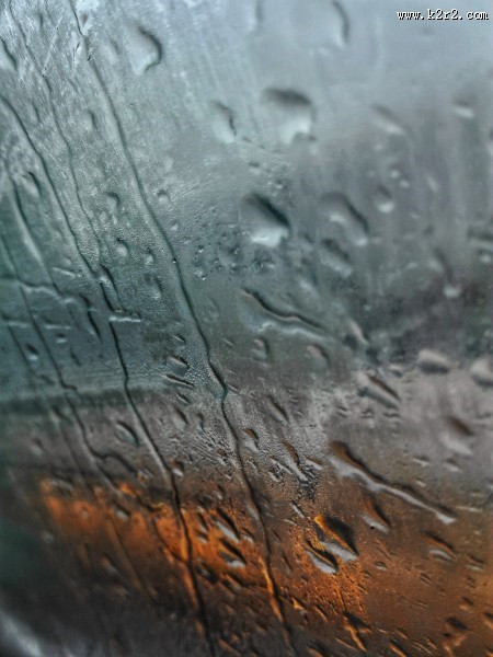 下着雨的窗外图片