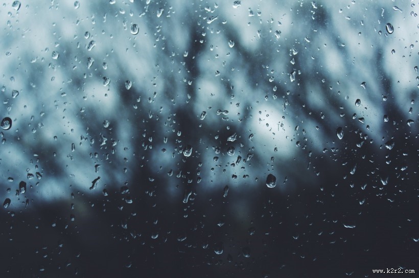 下着雨的窗外图片