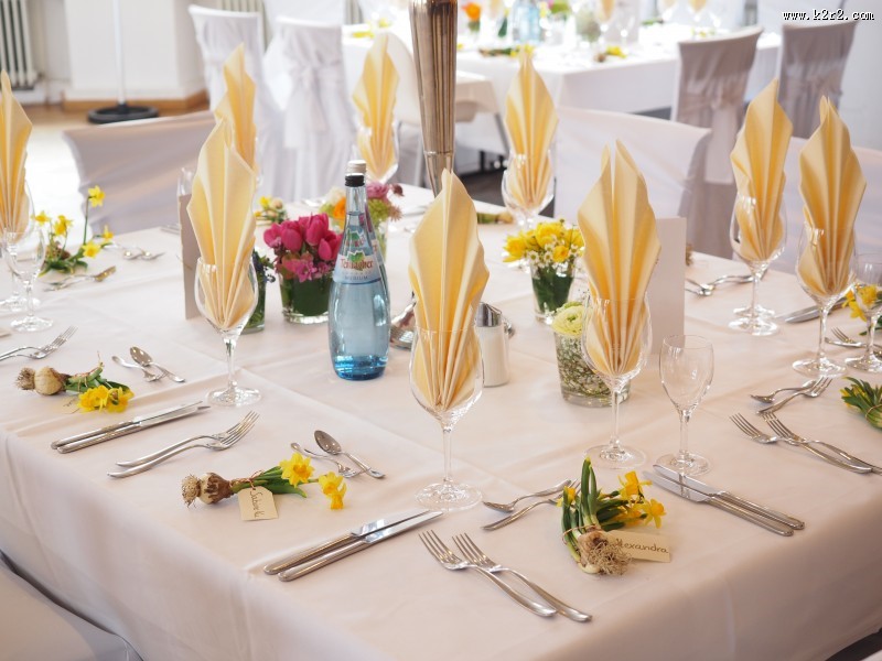 不同款式的餐桌图片